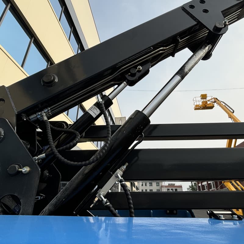 Self-propelled Articulating Boom Lift